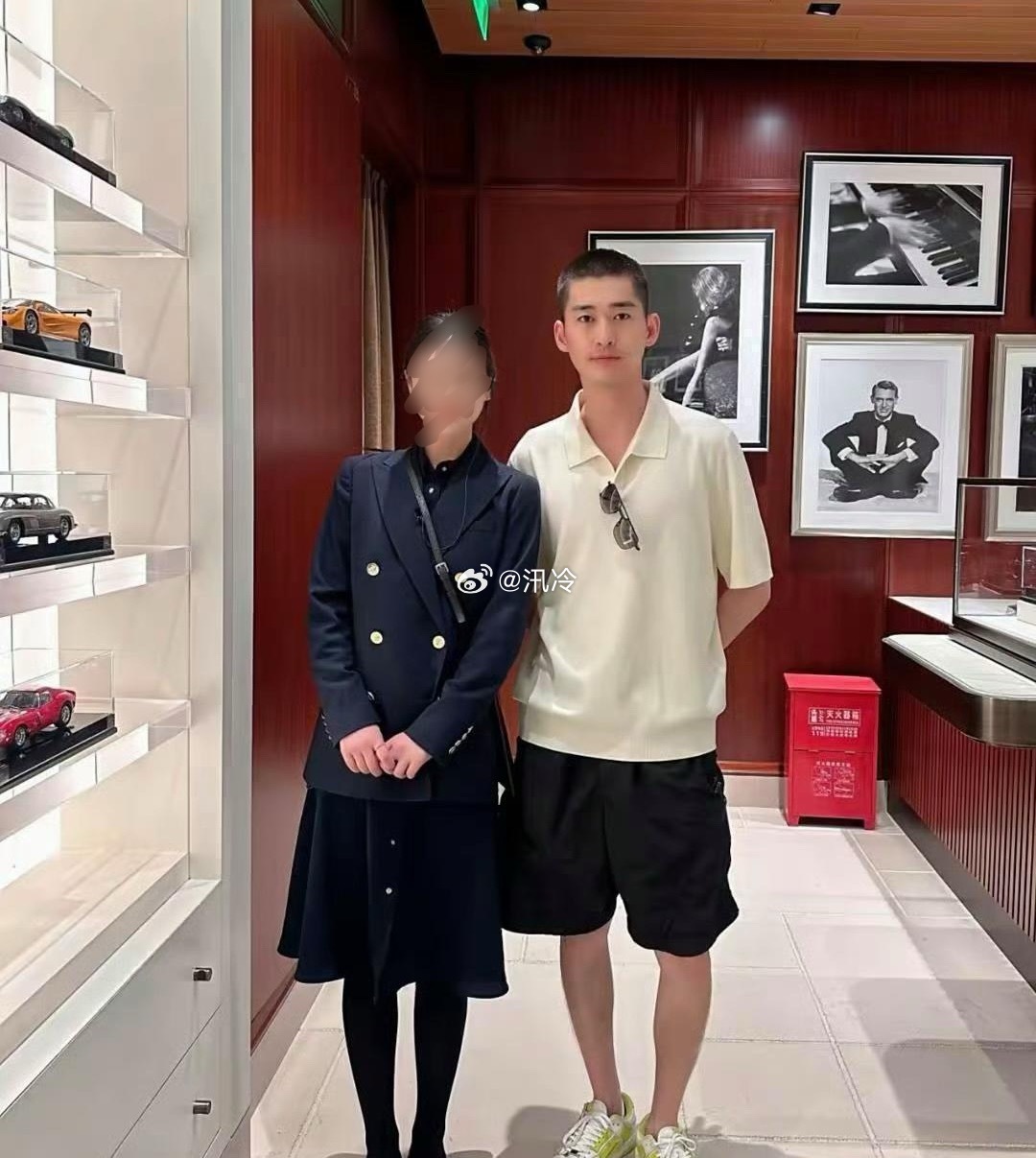 张翰在上海被偶遇他减肥剪了寸头没油腻的感觉了！