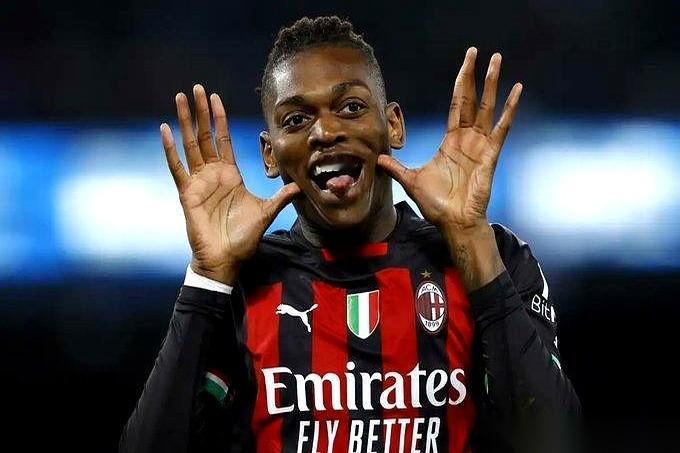 我跟你讲个事儿，你可能下巴都得掉下来。舍甫琴科、因扎吉、范巴斯滕。这几位爷，