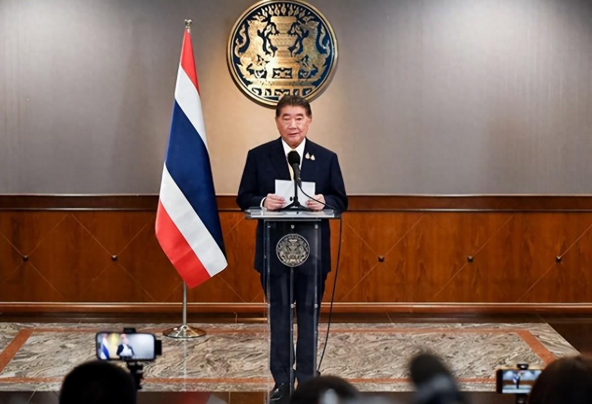 有人认为：“泰柬激烈交火，是不是中方出面调和能起到实质性的作用？虽然洪森邀请了美