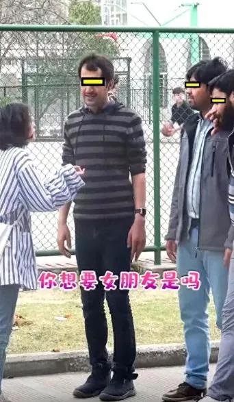 这姑娘在校园里拦下三个老外，开口就问要女朋友吗？五分钟牵手，确定关系，比泡面还快