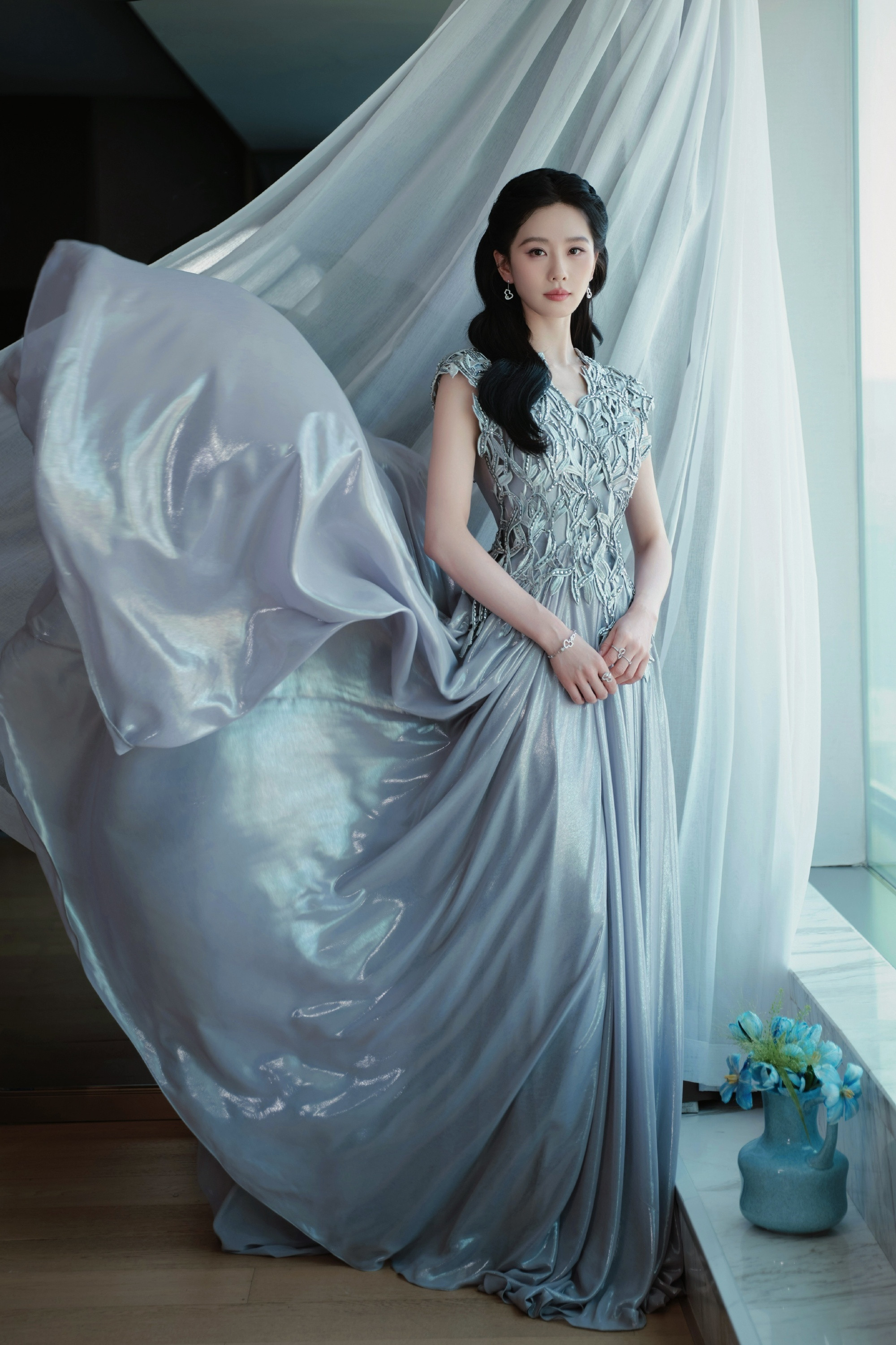 刘诗诗裙装穿搭写真，轻纱曼妙，优雅如兰。刘诗诗