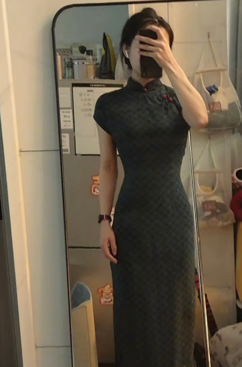 我当时穿这身旗袍回家，我妈说颜色很老气，但是是真的好看啊