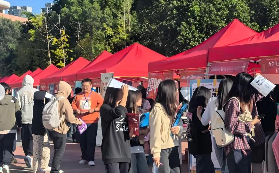 9月了，进入毕业生秋招高峰期。很多人以为秋招就是"投简历、等面试"，我告诉你