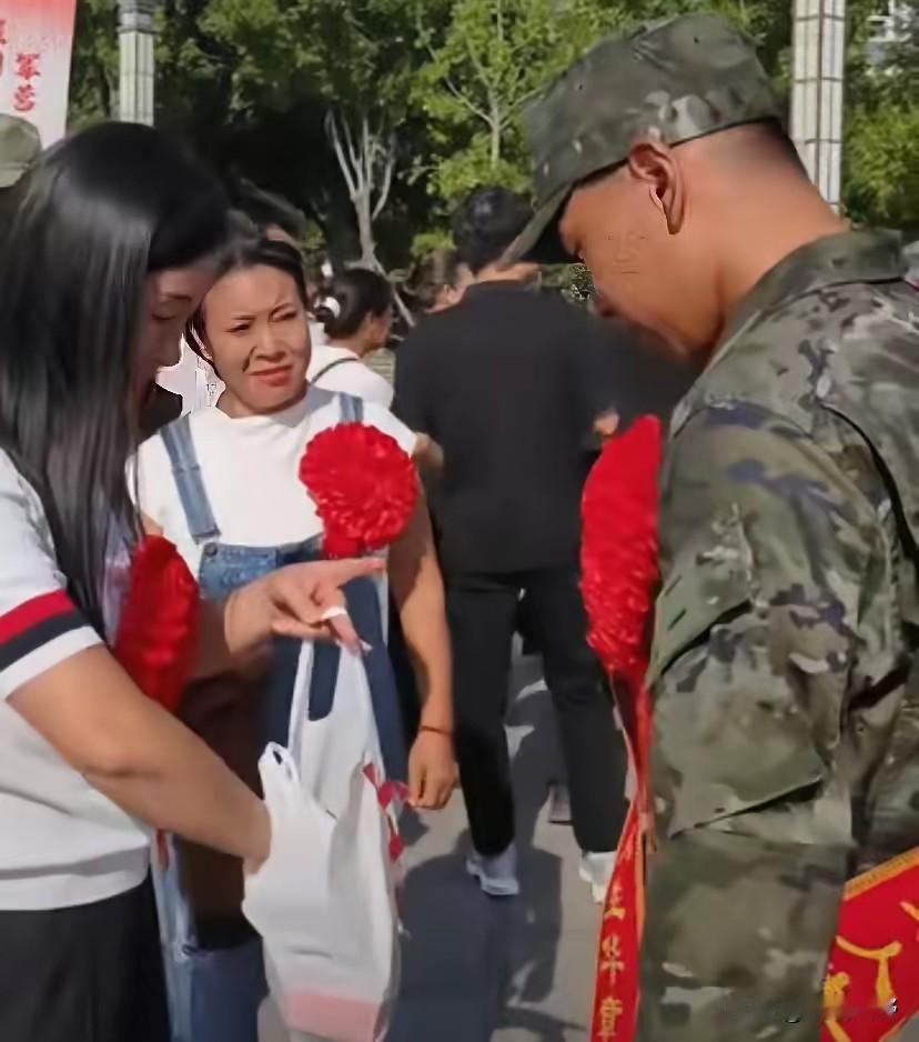 19岁新兵独自入伍，无人相送偷偷落泪，四位陌生阿姨：你守家国，我们疼你新兵