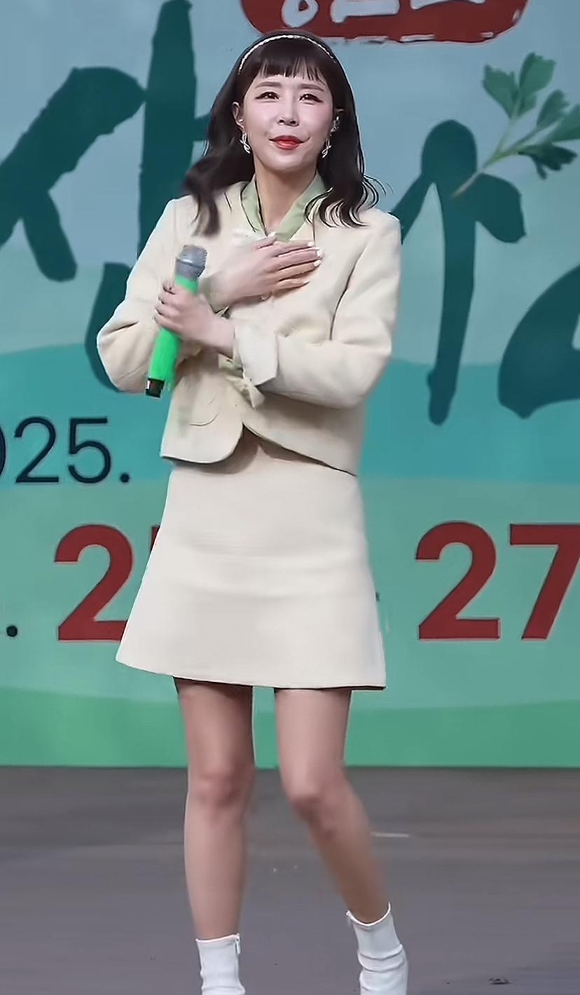 中国演员整容不敢承认。韩国演员整容，是公开的事实。所以韩国人都见怪不怪。不