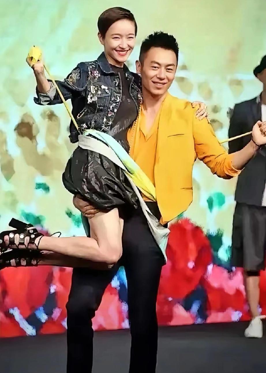 朱亚文也太大胆！单手抱焦俊艳气场拉满，硬汉实力藏不住朱亚文身穿黄