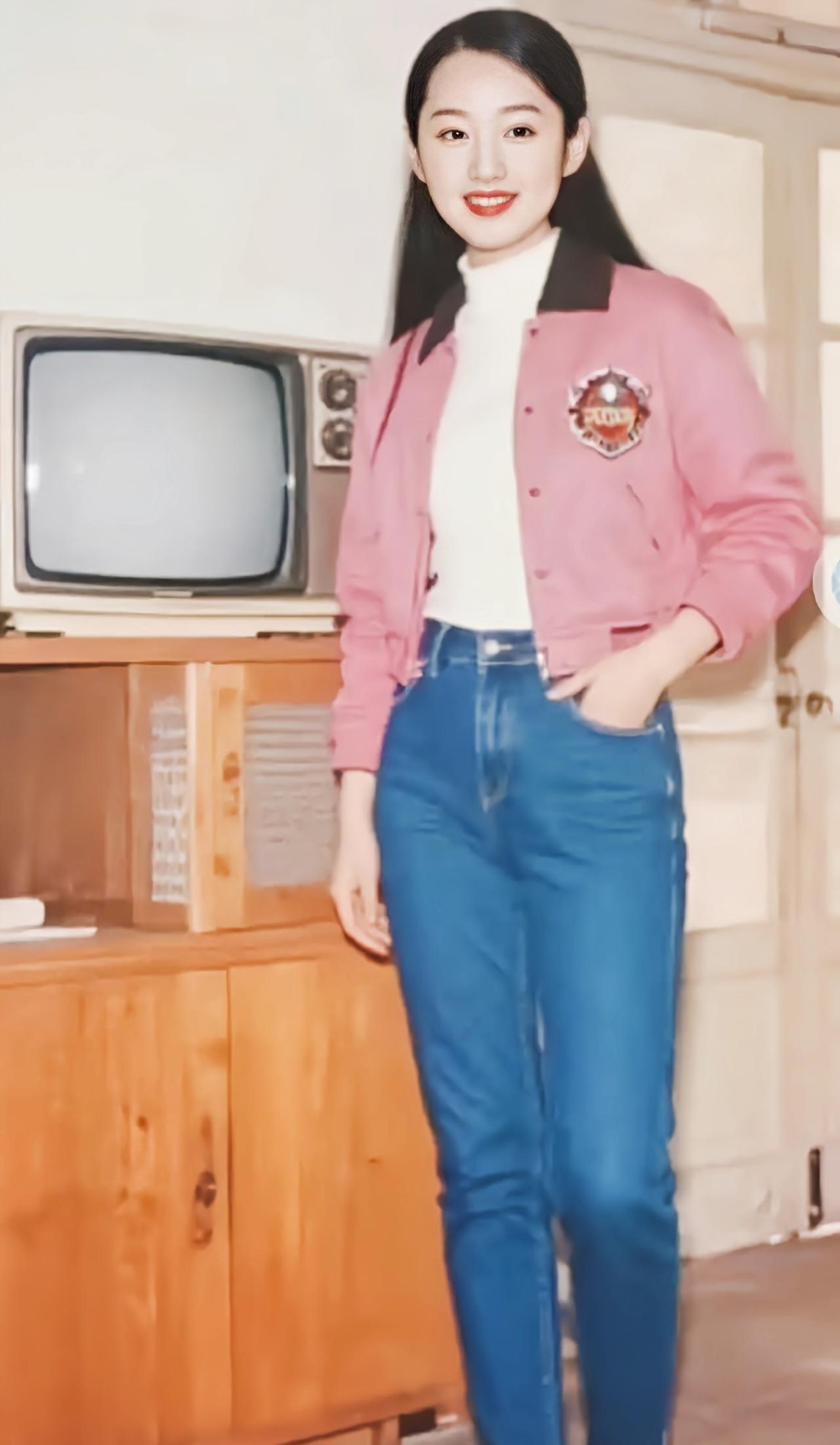1992年在家里拍照的杨钰莹，青春靓丽，美得一踏糊涂；高跟鞋牛仔裤的装扮跟西方的