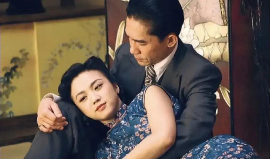 最顶级的表演，是一场精心设计的“不表演”。你看梁朝伟在《色戒》里盯住汤唯的那个