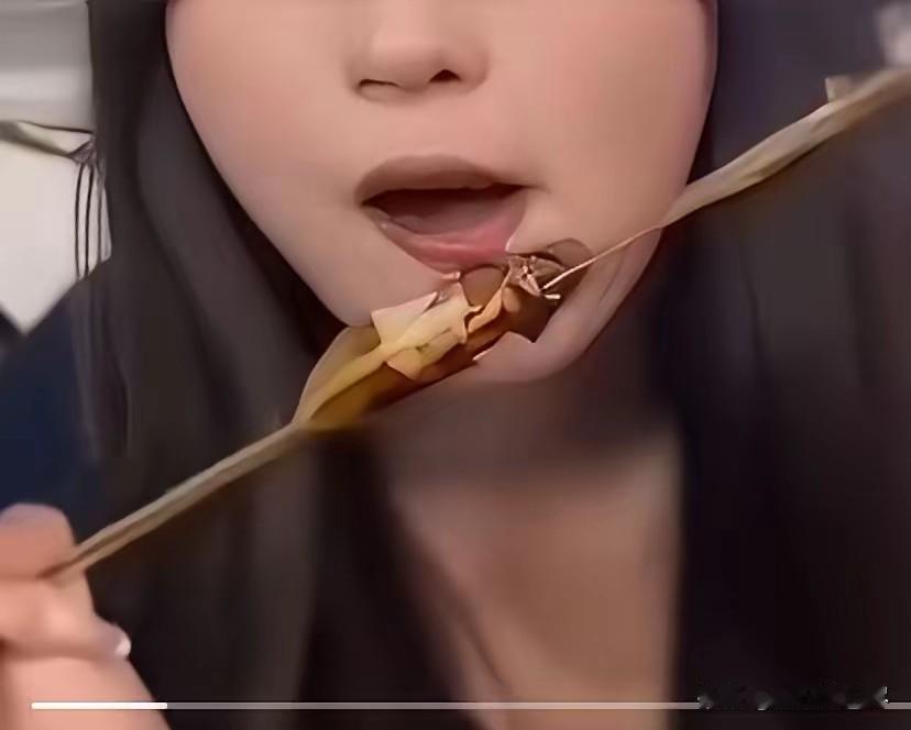 大家都看视频了吗？辽宁某地的三个女孩半夜出去吃烧烤，吃到一半的时候打电话喊男生过