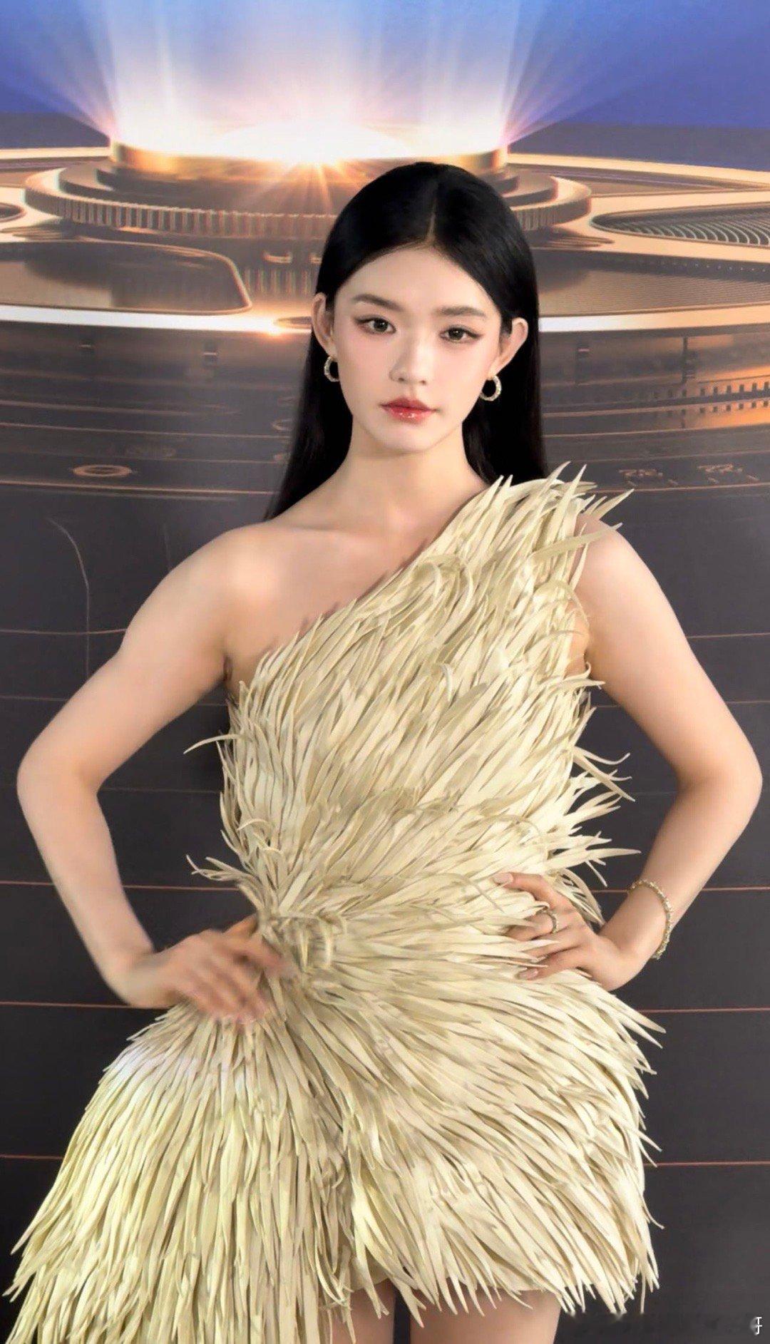 林允红毯有真孔雀求偶笑不活了！别人走红毯靠美貌杀疯，林允直接靠美貌把孔雀招来求