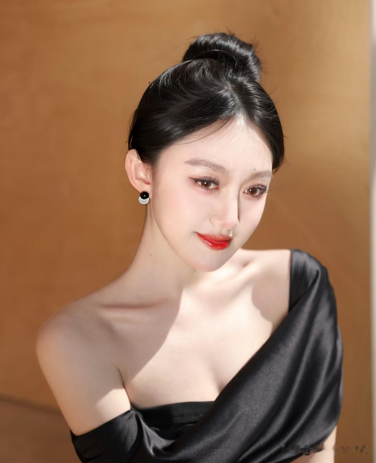 如梦令·光里云鬓高挽如雾，玉颈流光轻渡。斜倚半肩黑，唇点朱砂初露。