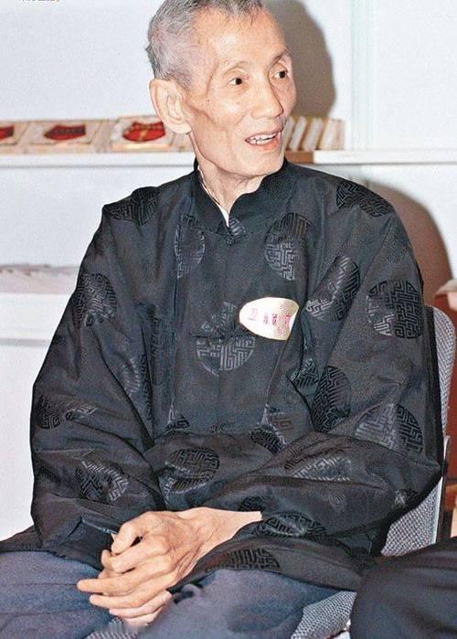 香港有个叫陈朗的风水师，2003年他最后的日子里，病房里挤满了人，都是身价过亿的