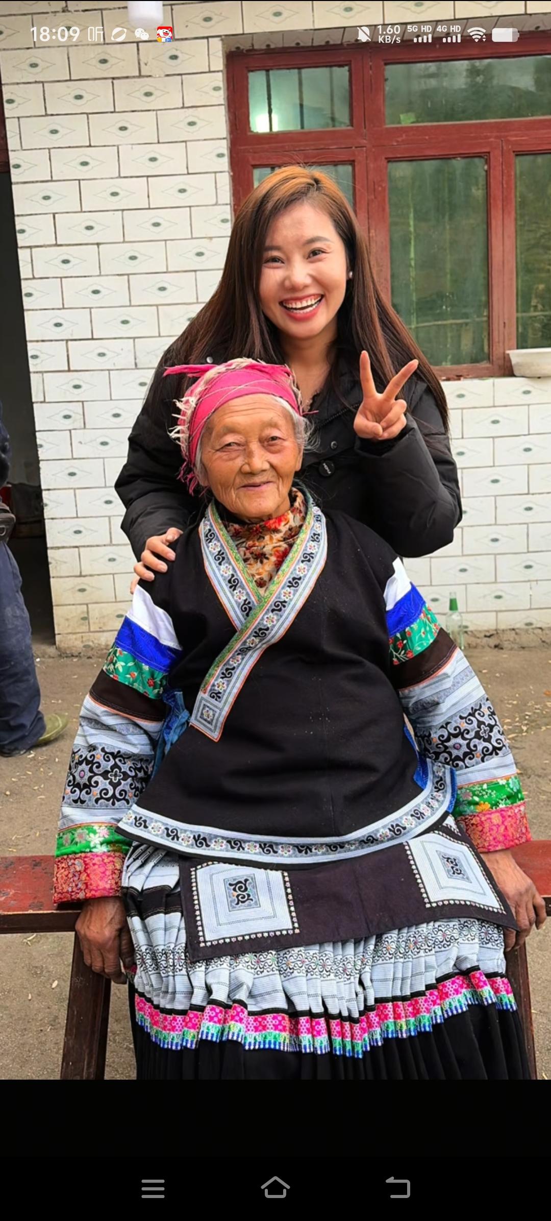 杨妞花和姐姐前往贵州，为外婆庆生。这位八十多岁的老人，身体依旧十分硬朗。唯一令人