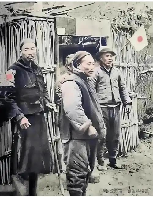 一个汉奸小队长，正拿蘸了凉水的皮鞭，抽一个地下党。抽到一半，手停在半空，因为发现