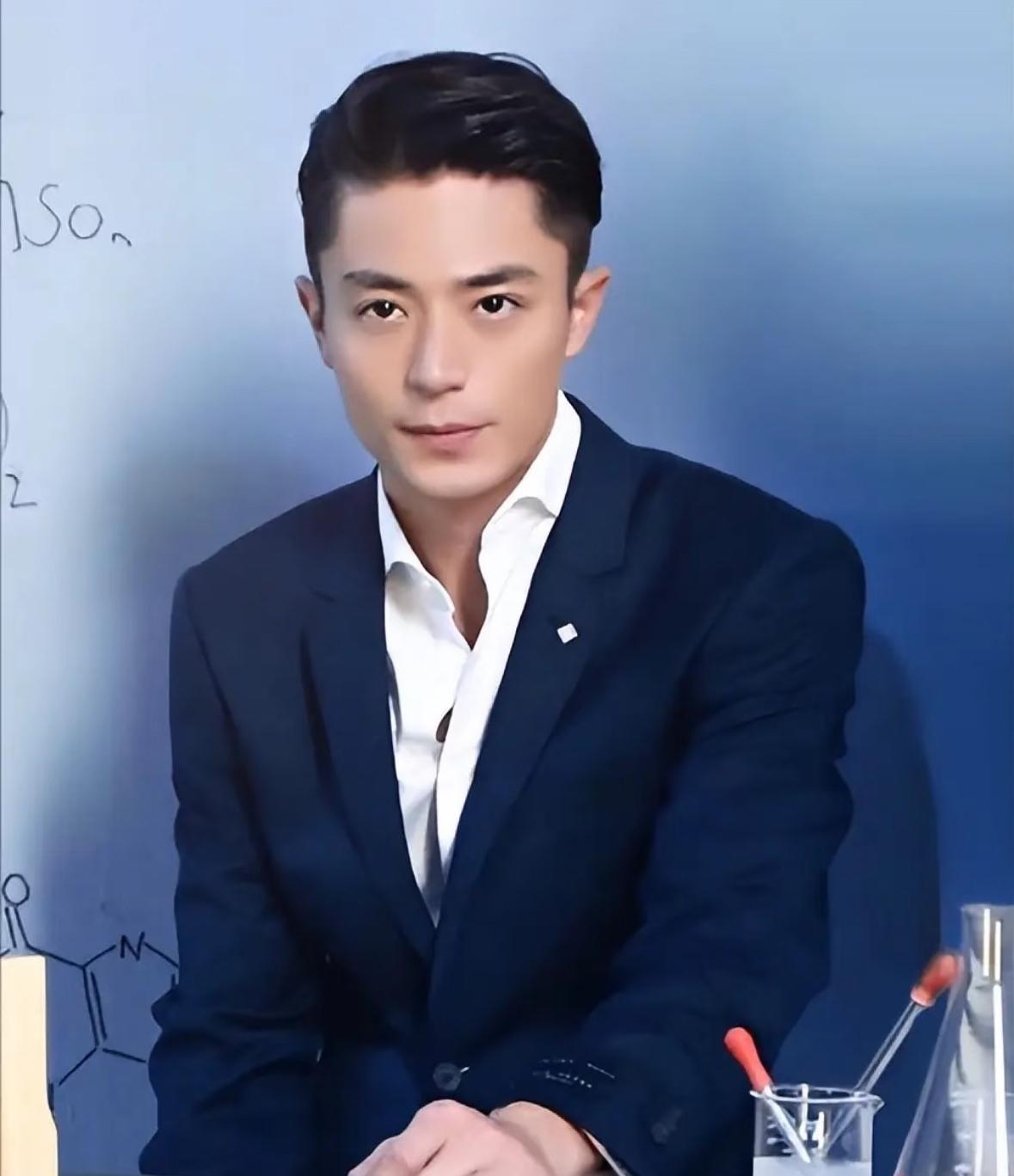 大家发现了吗？霍建华这个人真不能细琢磨，越琢磨越会发现，玻璃心恐怕是他最不起