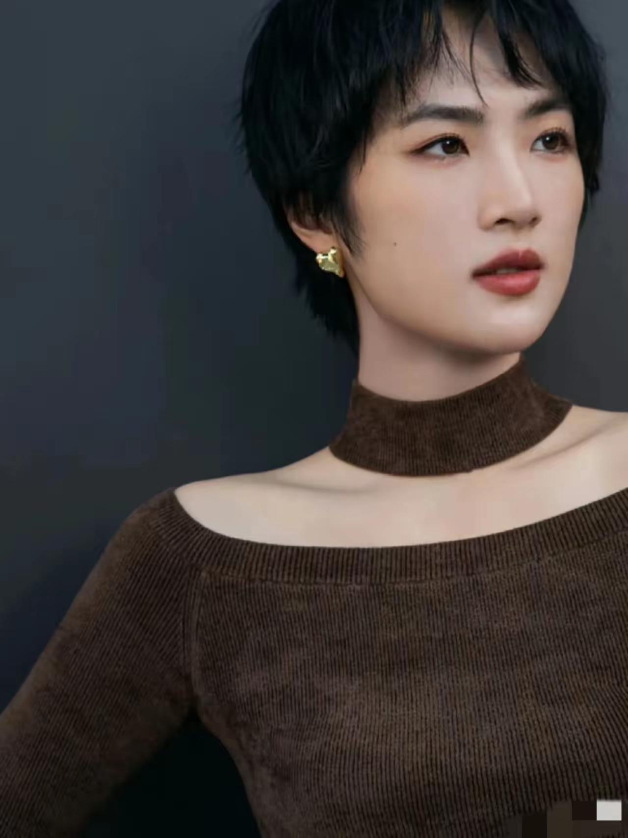 《中餐厅7》里黄晓明那句“你现在有十套房子吗”，问得人心里一咯噔。明眼人都