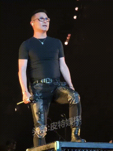 53岁的著名男歌手，见一个爱一个，爱一个生一个，为什么那么多女人都爱他。