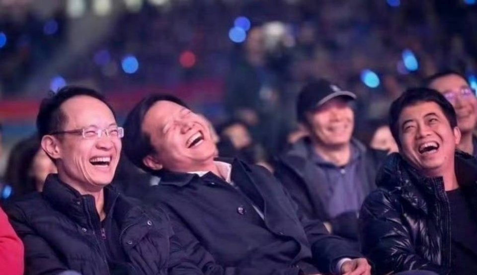 冰火两重天，友商笑麻了。虽然不怎么喜欢小米，但经不住有人上赶着送人头啊