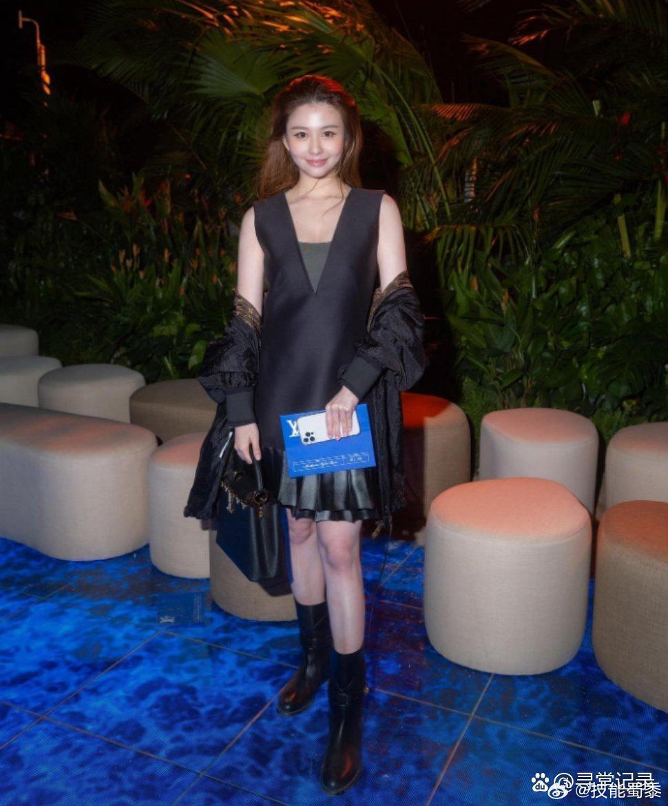 她就是香港著名女星邱淑贞的女儿，都已经20多岁，感觉长得比妈妈巅峰时期还要漂亮。
