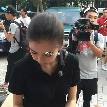 这么一看Angelababy的后脑勺好饱满，现在理解美人在骨不在皮这个说法了