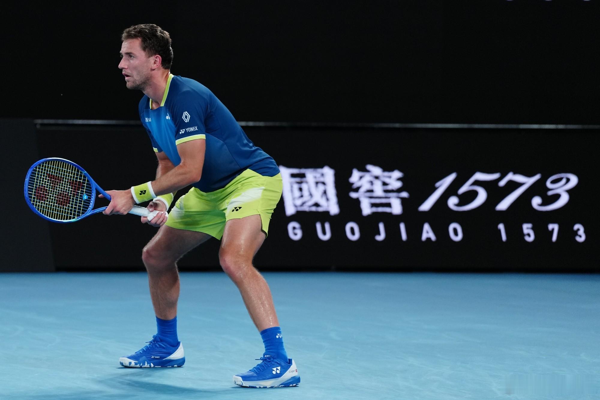 谢尔顿继续坐稳EZONE一哥位置，下一轮挑战辛纳。前一哥鲁德回家陪产，孩子也挺懂