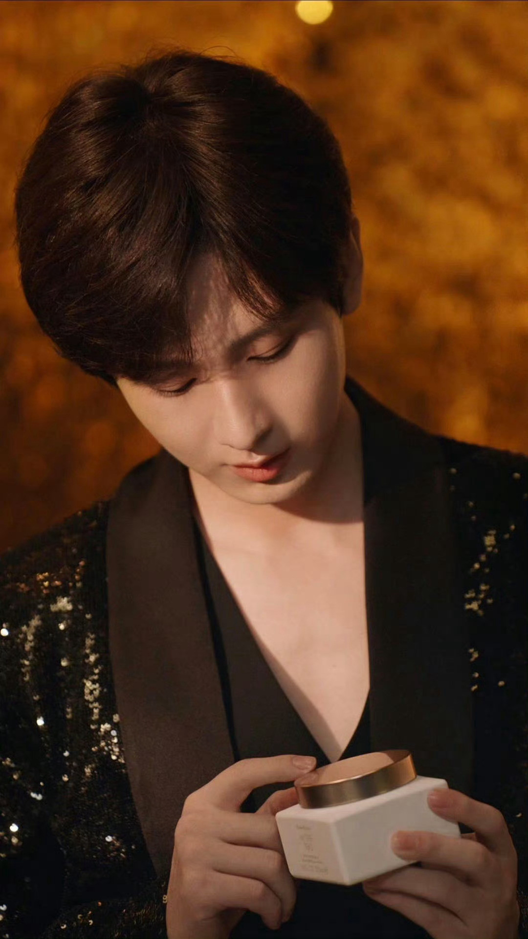 成毅深V上班就很佩服成毅的身材管理，年后复工状态极好，每一次出现都是惊喜。大帅哥