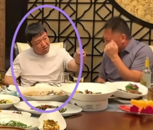 贾冰那段被偷拍的视频，一桌子剩菜，脸红脖子粗，拉着旁边的兄弟在那掏心窝子。从