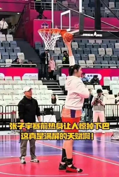 山东这地方真是出产大个子球员，中国女篮新星张子宇这身高真的太无敌了，227公分的
