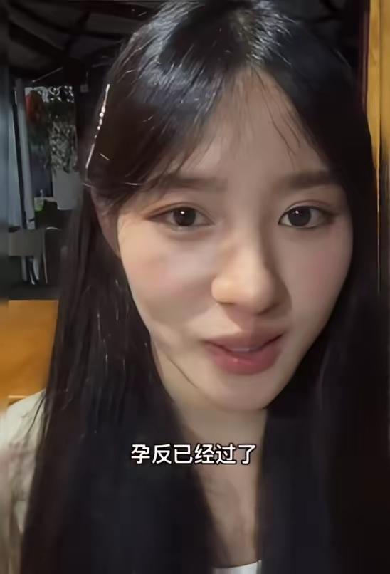 阿梓直播时摸着肚子笑嘻嘻地说：“再过十几天就怀孕五个月啦！”语气轻松得像在跟闺蜜