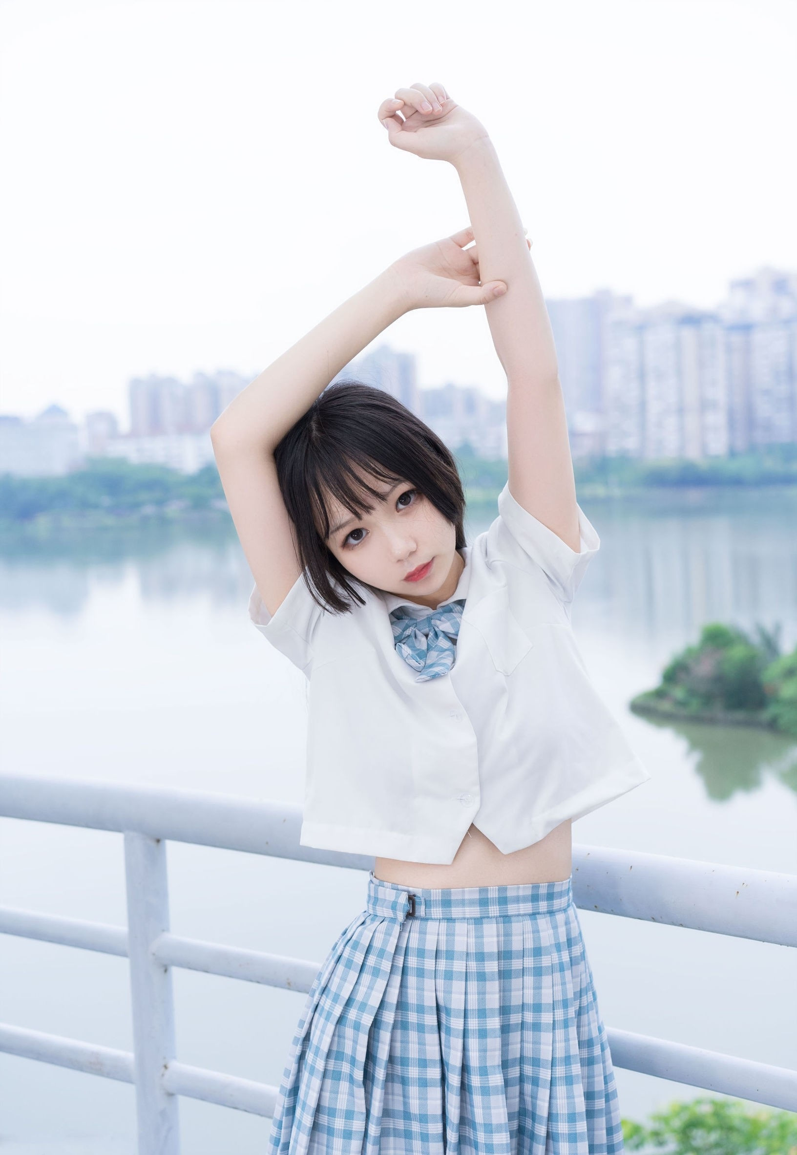 白衬衫搭配格子百褶裙，活泼又可爱，减龄感满满，清新的蓝白色彩带给你新鲜感，无论是