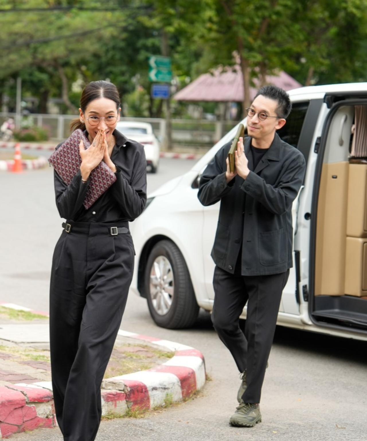 萍通塔身穿黑丧服亮相，帅气丈夫随行2025年10月30日，萍通塔·西那瓦·库纳