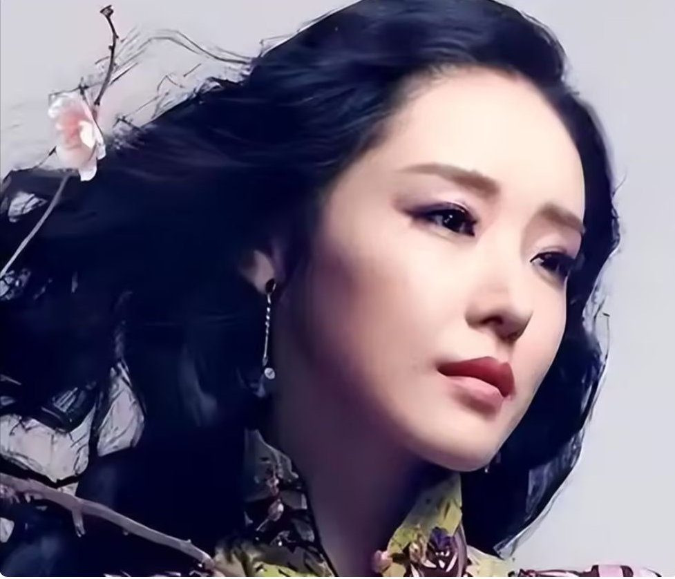 被张艺谋力捧，火后与富豪卷走61亿逃亡国外，如今她下场大快人心