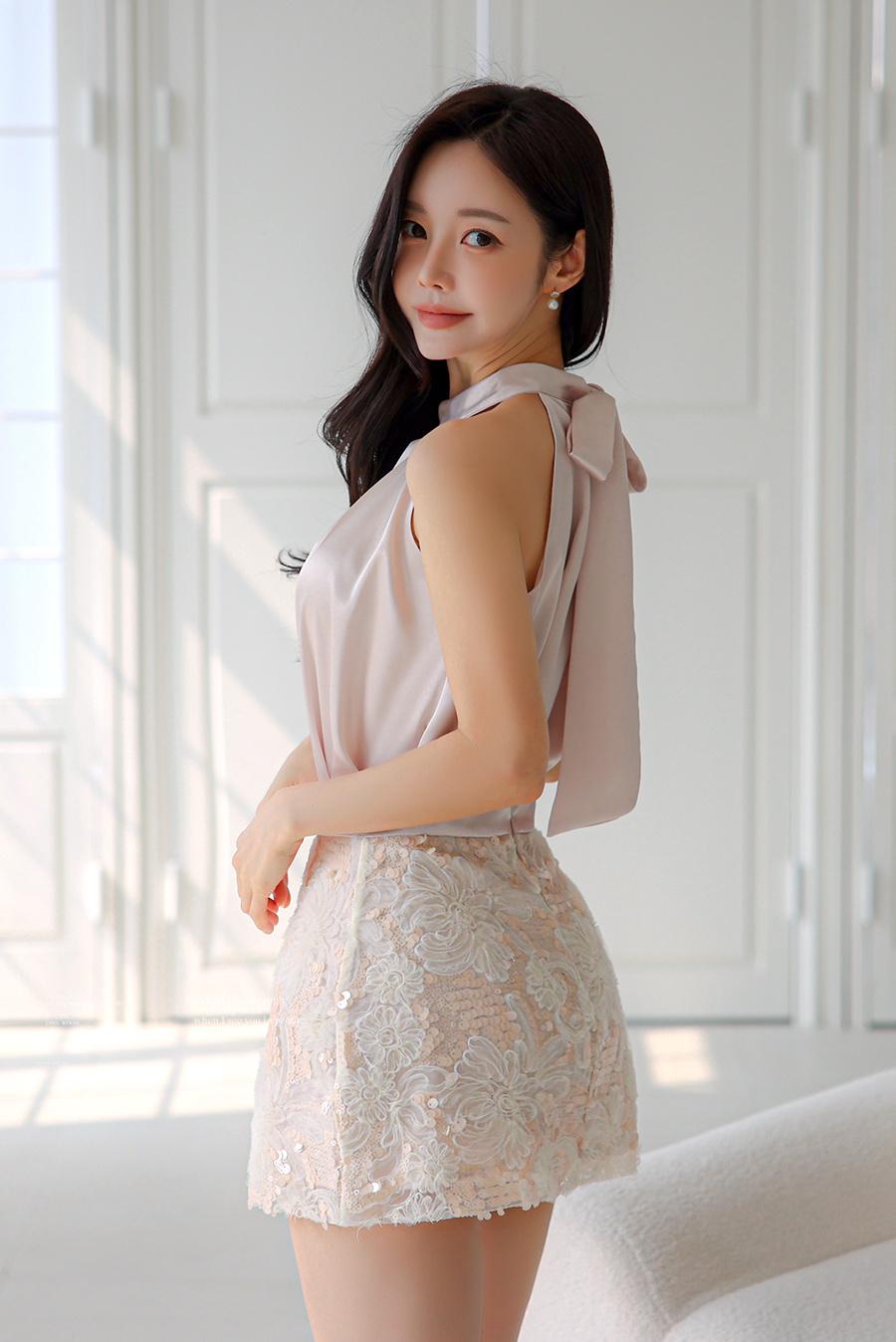 温柔氛围感穿搭｜挂脖缎面套装，把精致焊在身上✨谁懂啊！这套浅杏色挂脖套装真