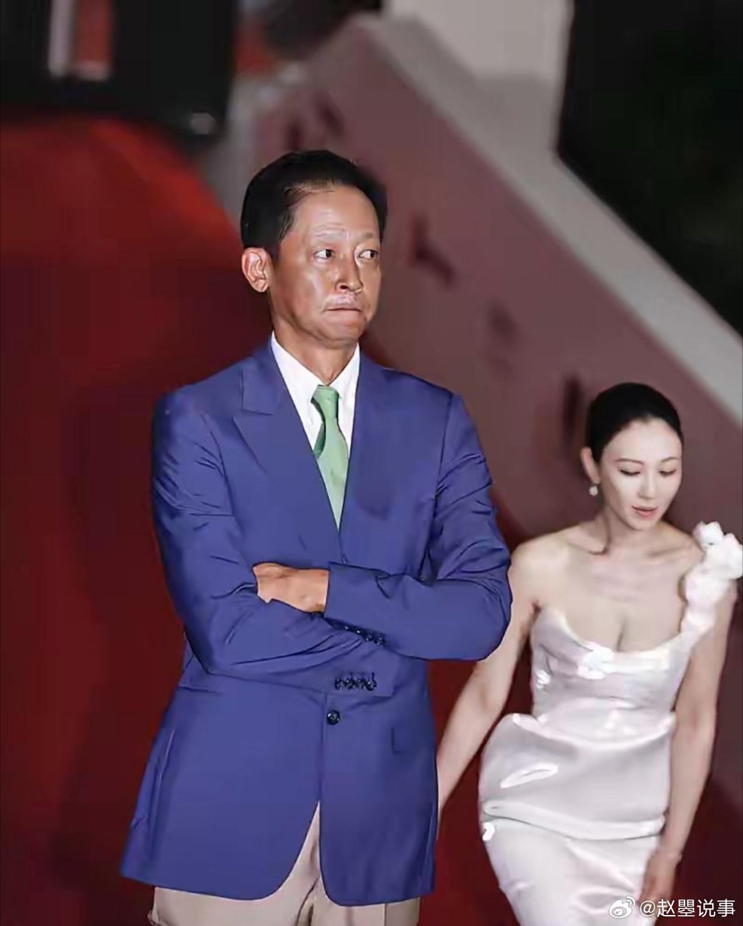 王志文李小冉同框超尴尬～王志文李小冉参加活动同走红毯，李小冉一袭性感抹胸裙，那大