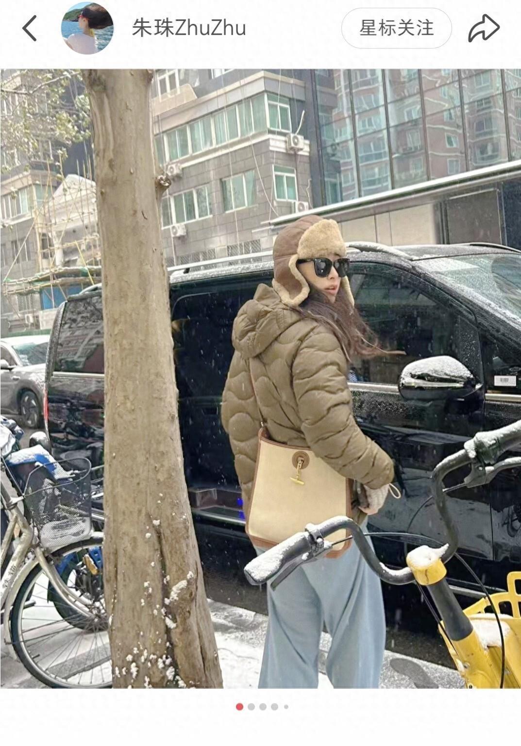 41岁朱珠北京下雪照，羽绒服简约高级，女儿扒窗看雪软萌瞬间