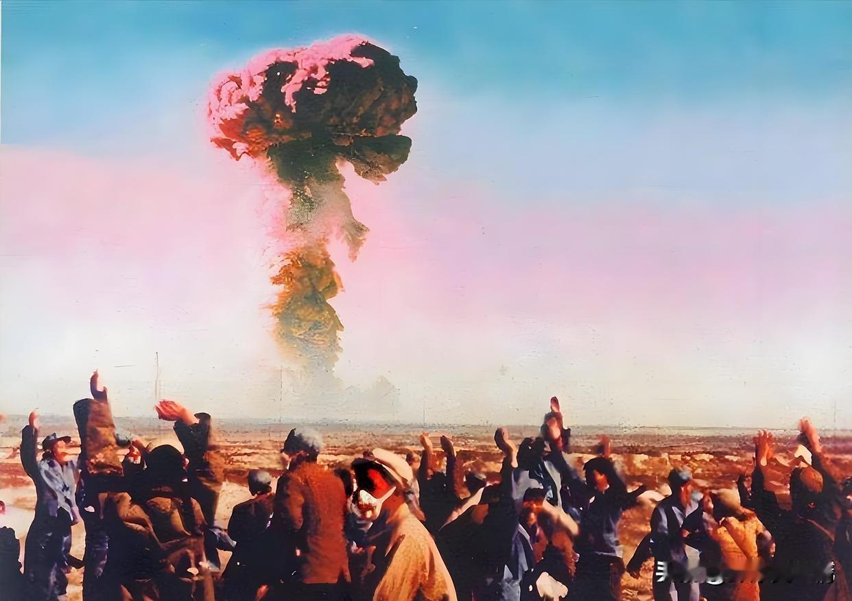 1964年10月16日15时，罗布泊上空一声巨响，蘑菇云腾空而起。这一声东方巨响
