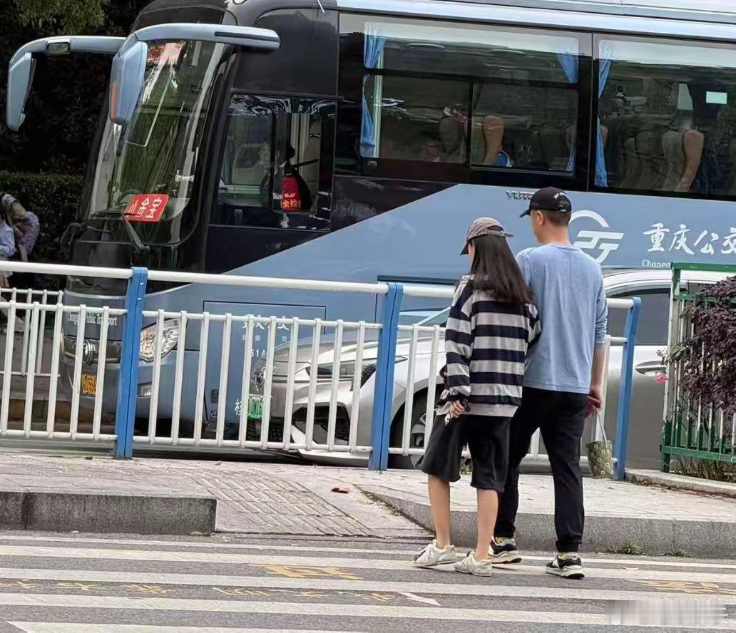 偶遇任重孙骁骁挽手散步任重孙骁骁挽手散步任重孙骁骁挽手散步，夫妻俩戴着帽子低调