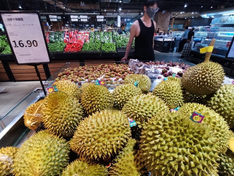 12月18日海南自贸港封关首日，那场面简直绝了！海口龙湖天街旺豪超市前，居民排起