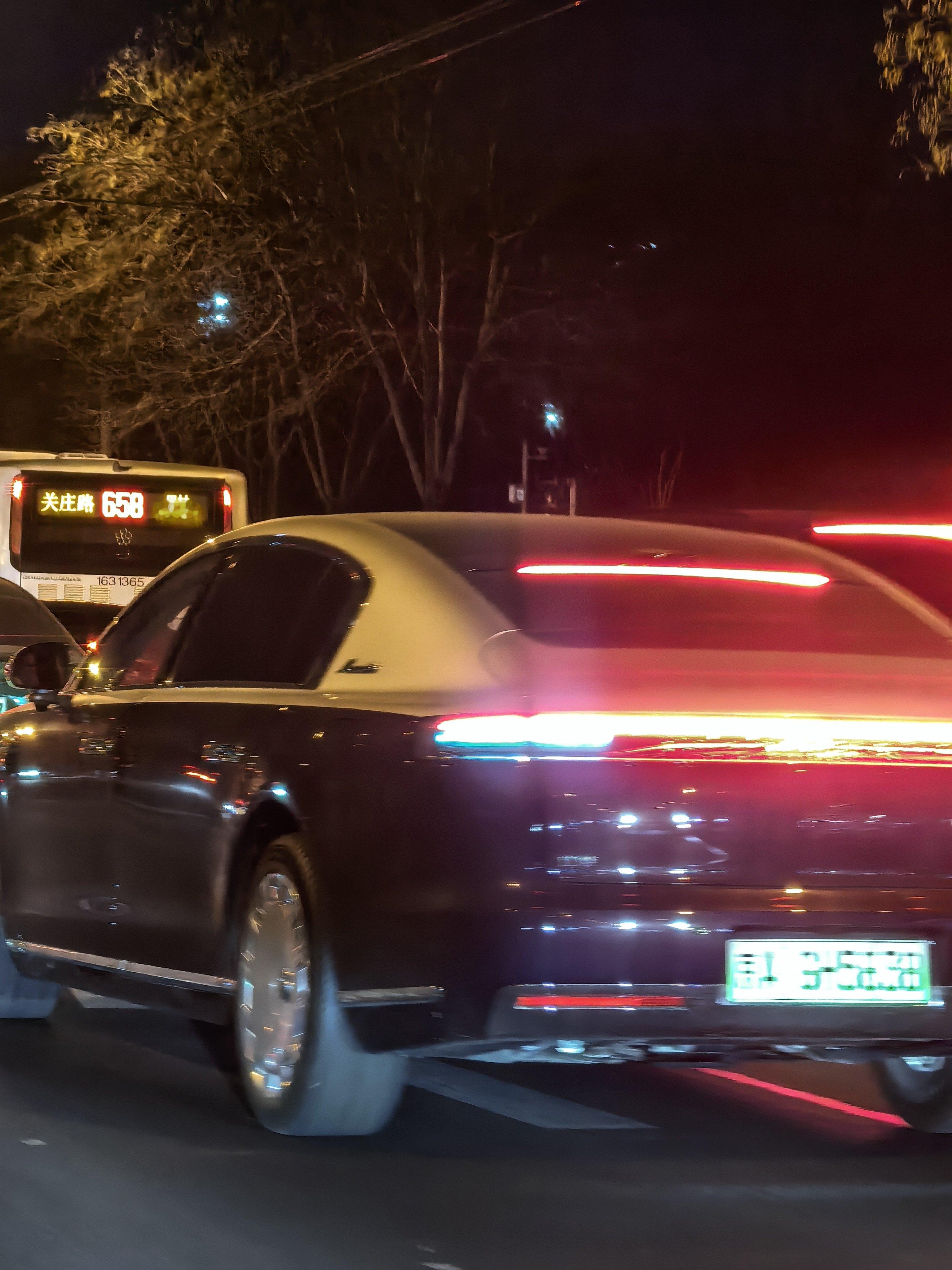 一位小姐姐开的尊界S800第一次路上碰到激动手抖拍糊了个头很大，小蓝色亮起很明显