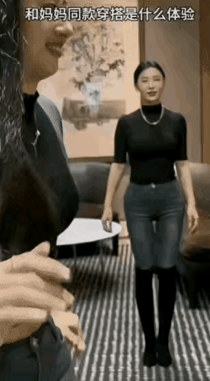 其实我是知道的，右边这个是妈妈。