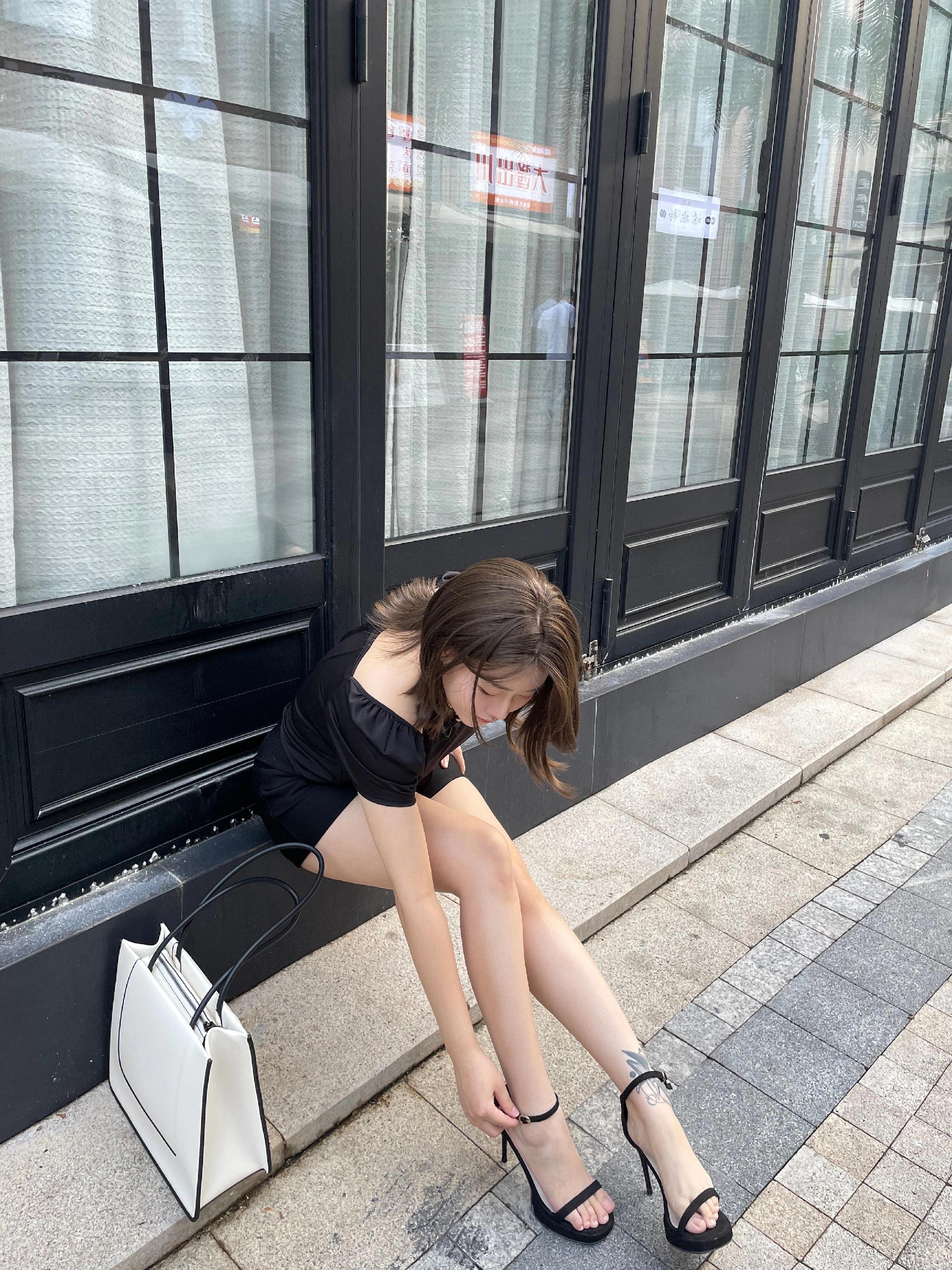 好好赚钱 把自己喜欢的人圈起来当狗养。