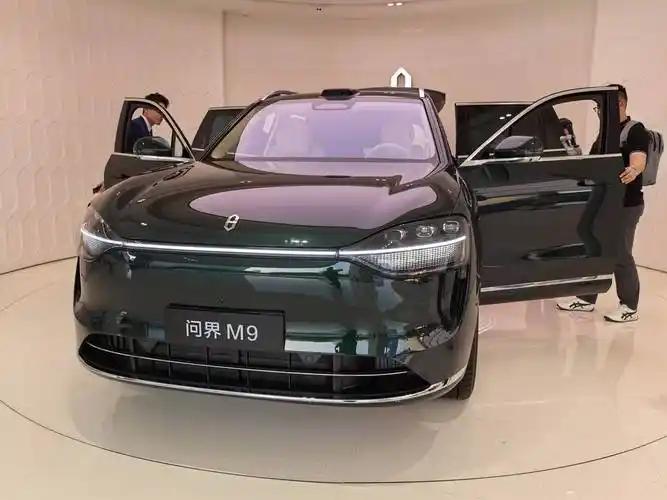 华为问界M5与M7的比较：1. 定位与空间：M5是中型5座SUV，溜背造型动