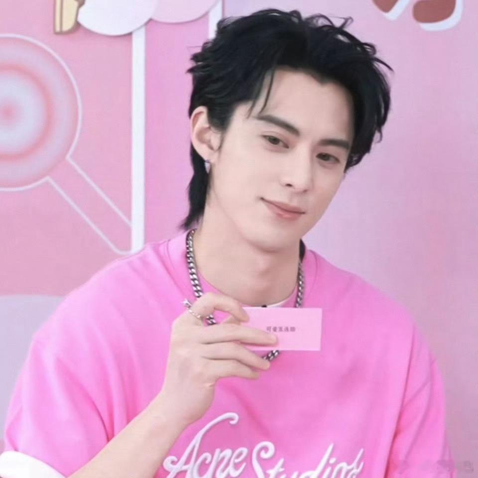 王鹤棣今日品牌直播截图，状态超好[爱心]​​​