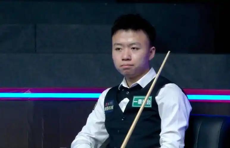 刚刚结束了一场斯诺克世界公开赛资格赛，世界排名第81位的中国小将江俊，苦战3个半