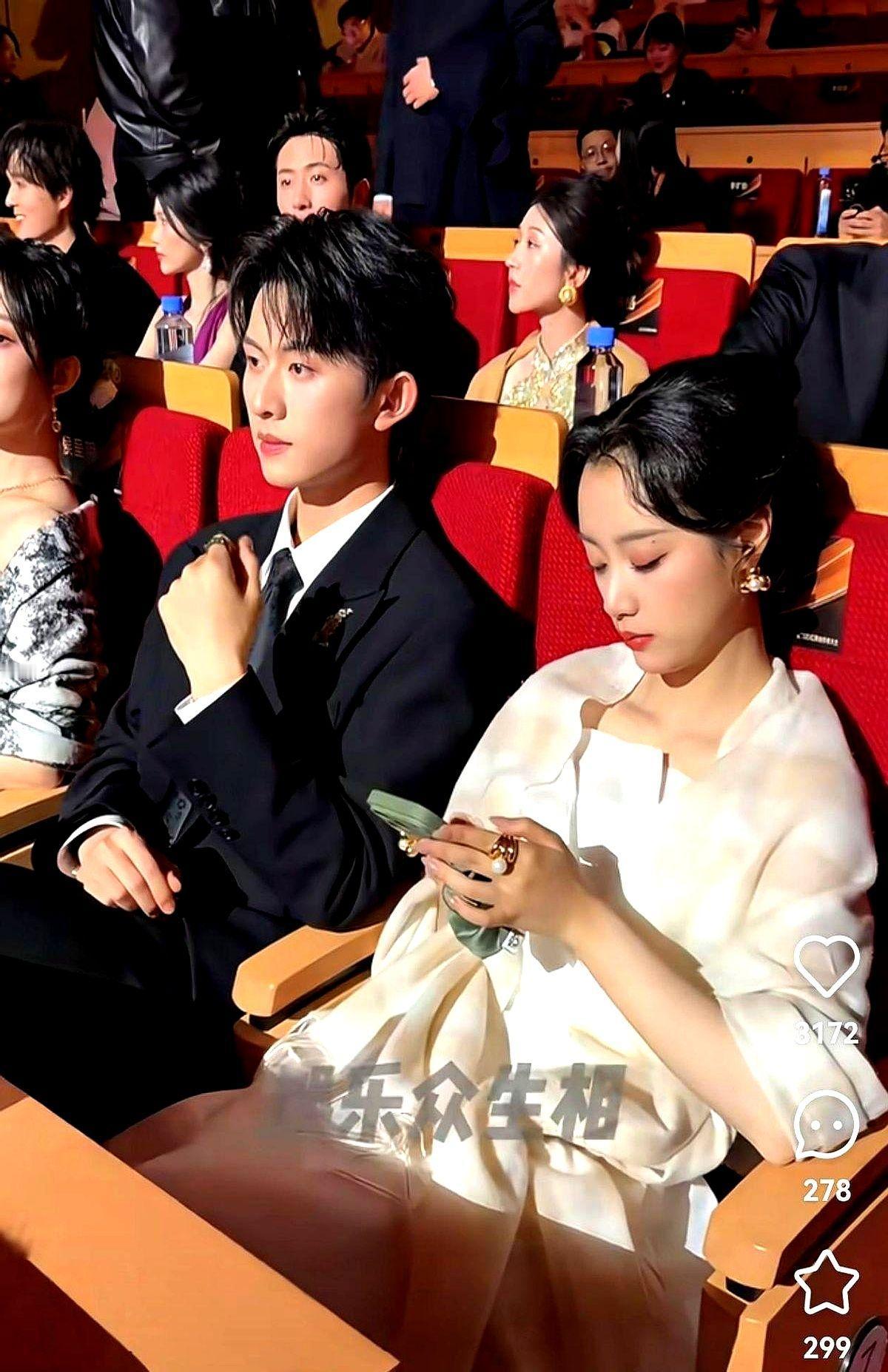 最近王小亿那瘫坐动图火了吧？红果璀璨大会直播里，她窝椅子里举着手机，几秒画面上热