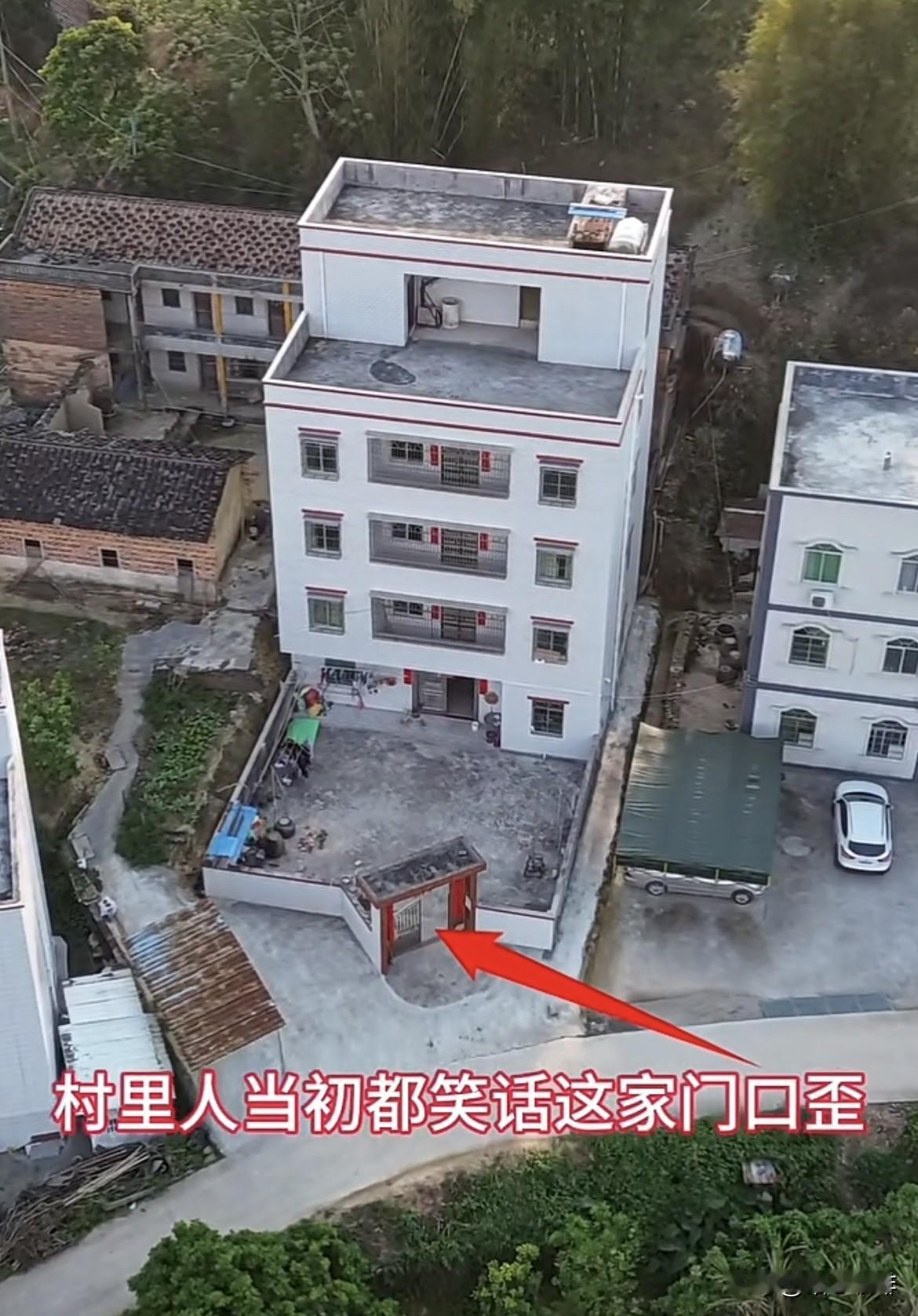 村里人当初都笑话这家门口歪，第二年赚了大钱💰全款装修这漂亮外墙。从此再也