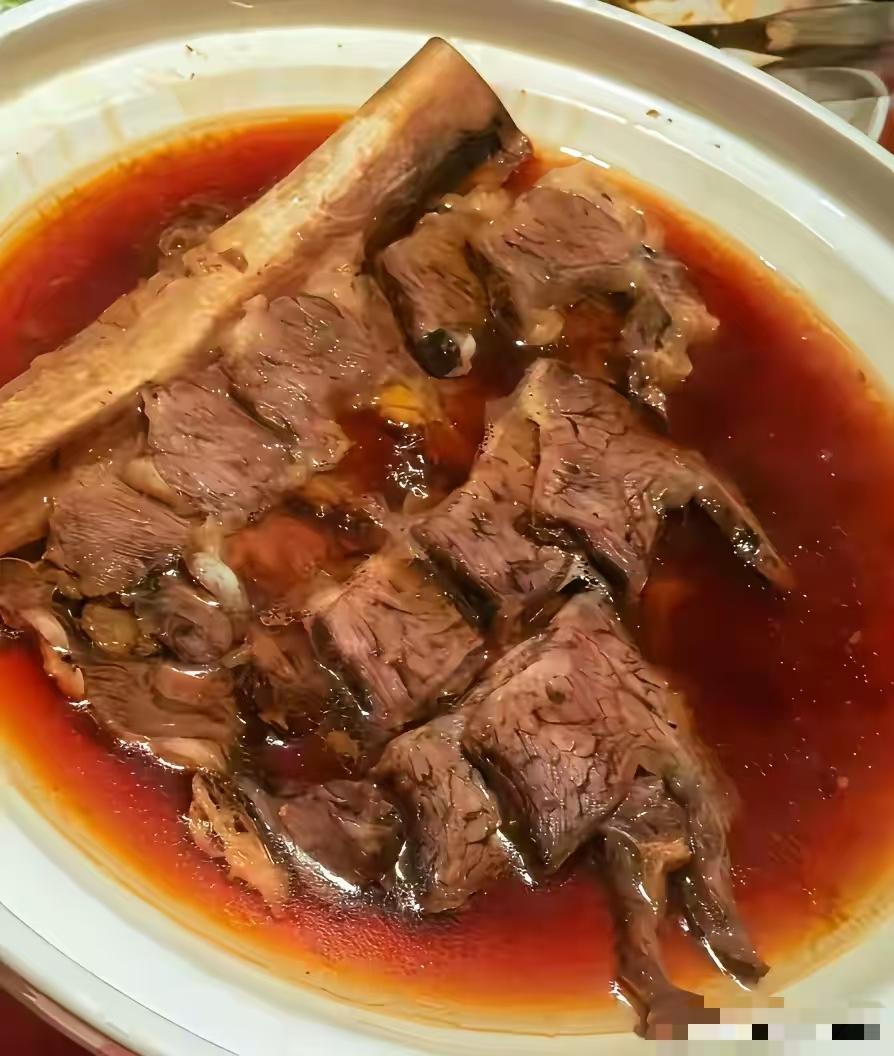 昨天参加一个宴会，上菜很快，大部分是预制菜。还是我们农村好，办几十桌酒席，杀猪鸡