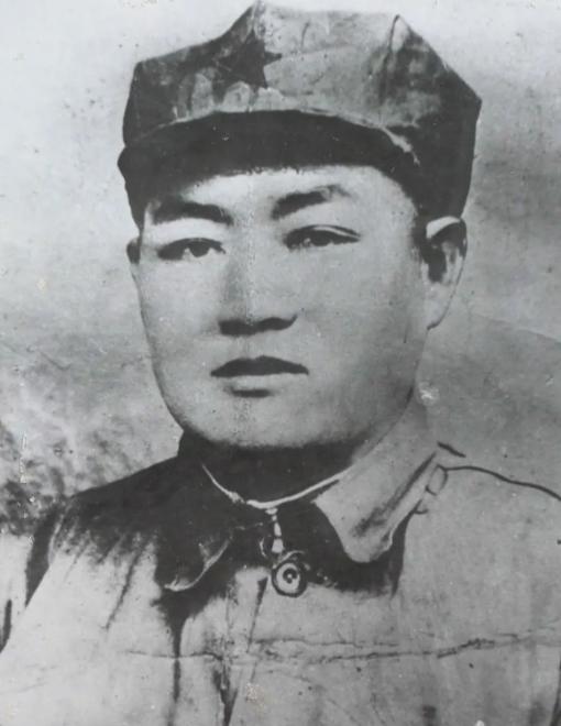 1936年，一场恶战过后红军团长牺牲，战友将他草草埋葬在荒山，一位贫苦老妇人，