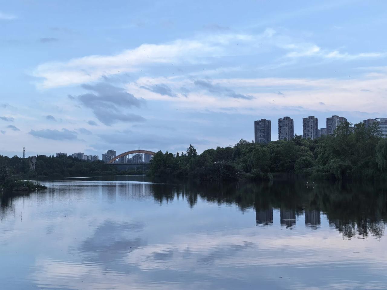这些年，贵州的山水环境确实很好，住在贵阳，不用专门去知名旅游景点，在周边转转，都