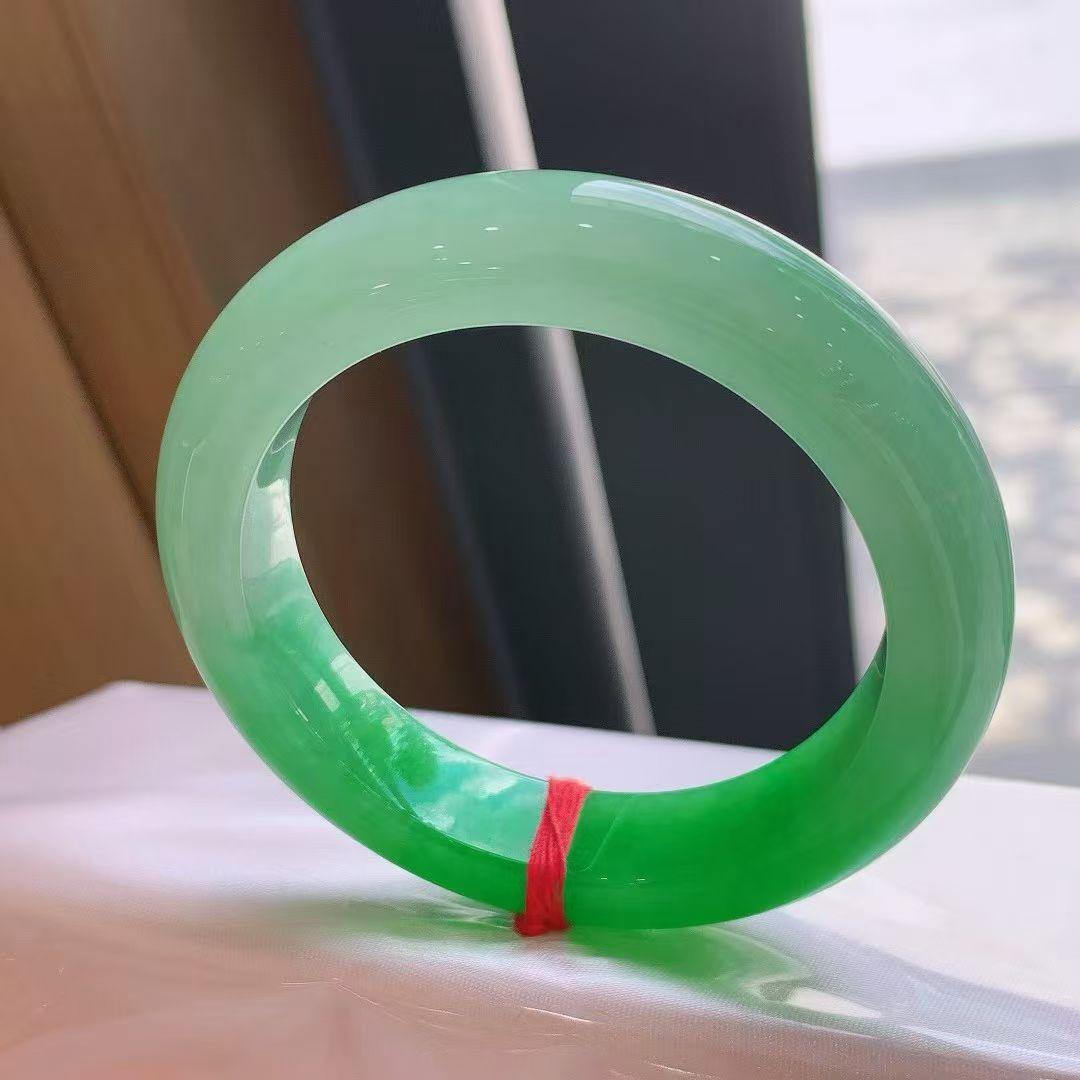 半截阳绿正圈手镯，色阳起胶，完美小七价，圈口54.5*13.3*9.8mm.
